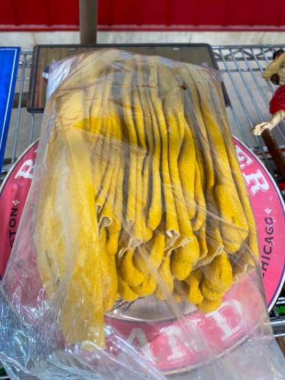APPROX 12 PAIRS OF GLOVES