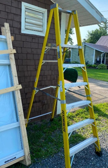 FEATHERLITE 8 FT STEP LADDER --- BENT IN A COUPLE SPOTS