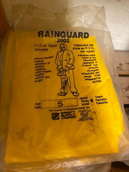 SMALL NYLON RAINWEAR