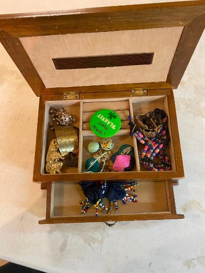 JEWELRY BOX WITH JEWELRY