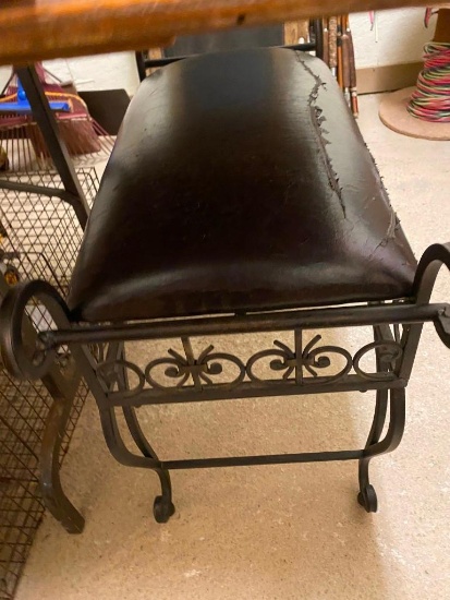 19 IN X 23.5 IN BENCH