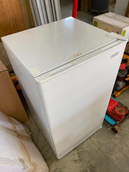 APPROX. 33 H x 18.5 x W x 17.5 D REFRIGERATOR