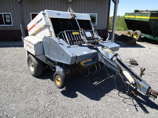 NEW IDEA 484 BALER
