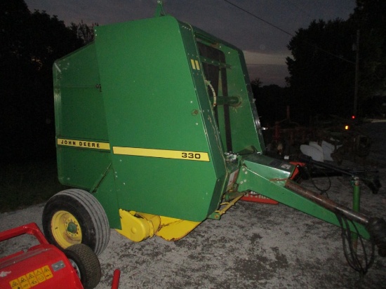 John Deere 330 Round Baler