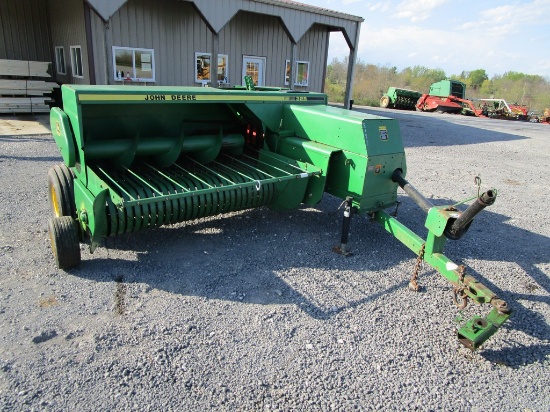 John Deere 328 Sq Baler