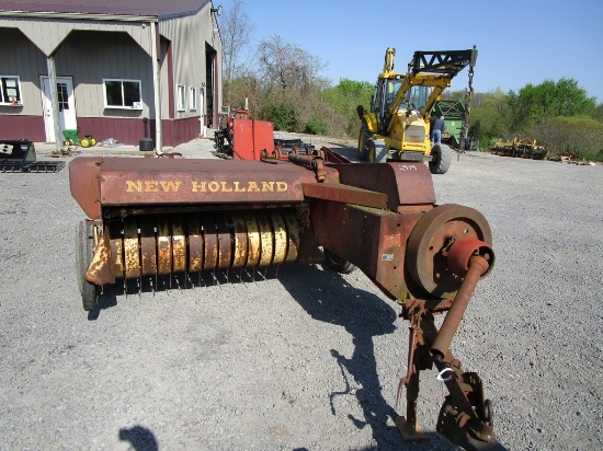 New Holland 268 Sq. Baler