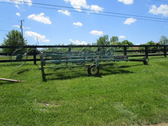 John Deere 704 V-Rake