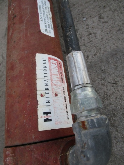 IH HYD CYLINDER W/ LONG HOSES