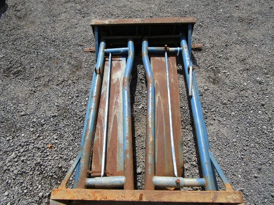 BLUE LIVERSTOCK HEAD GATE