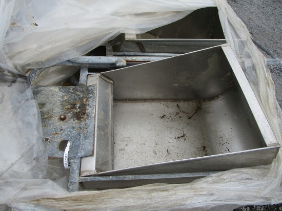 HOG FEEDERS PALLET FULL