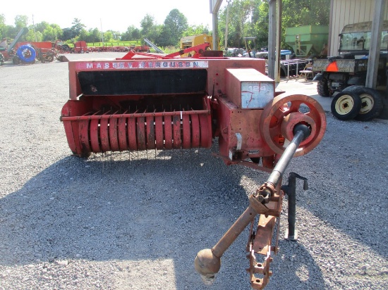 MASSEY FERFUSON 124 SQ BALER