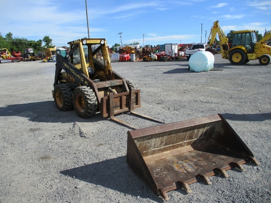 NEW HOLLAND L555 SKIDSTEER W/ FORKS + BUCKETS