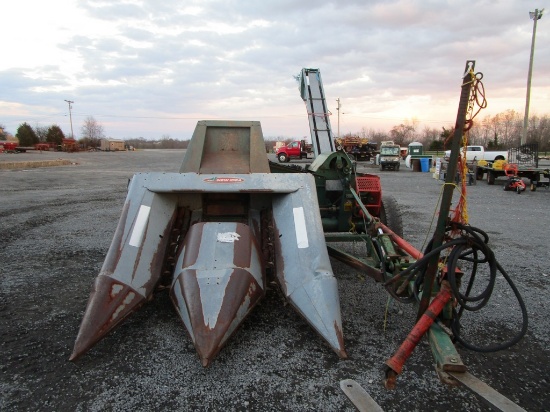 NEW IDEA 324 CORN PICKER