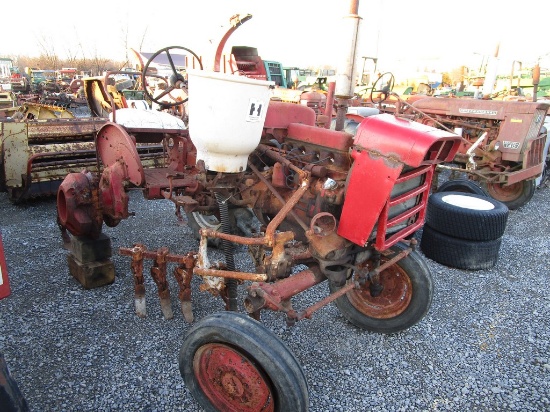 IH 140 W/ CULTIVATORS