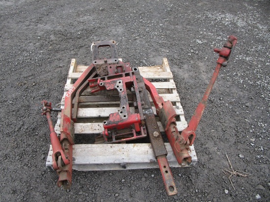 2 PT HITCH OFF IH756 + DRAWBAR