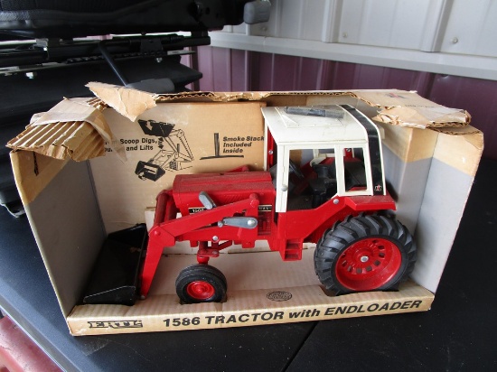 IH 1586 W LOADER TRACTOR TOY
