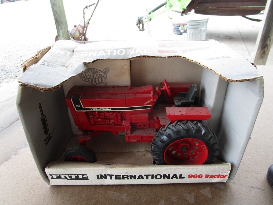 IH 966 BLACK STRIP TRACTOR TOY