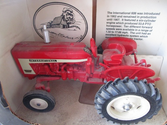 IH 606 UTILITY TRACTOR TOY