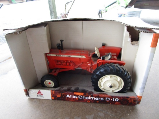 ALLIS CHALMERS D-19 TRACTOR TOY