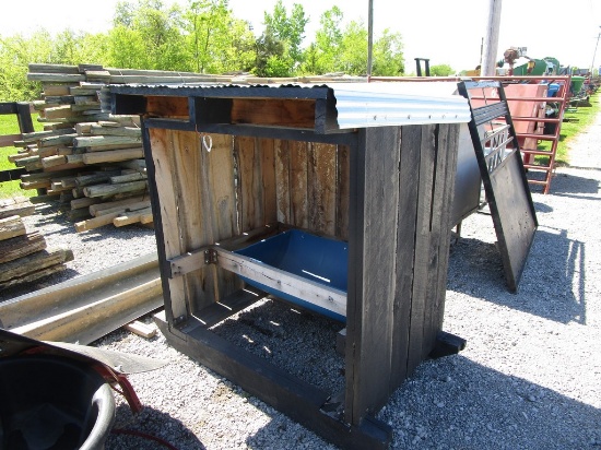 WOODEN MINERAL FEEDER