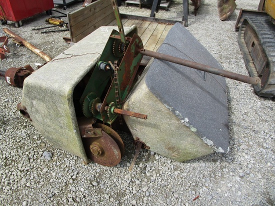 JD 7000 DRY FERTILZER BOX AND DRIVE, DISC OPENERS