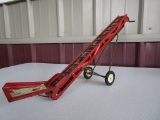 PORTABLE HAY ELEVATOR TOY