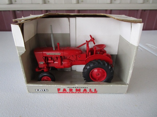 INTERNATIONAL 140 TOY TRACTOR