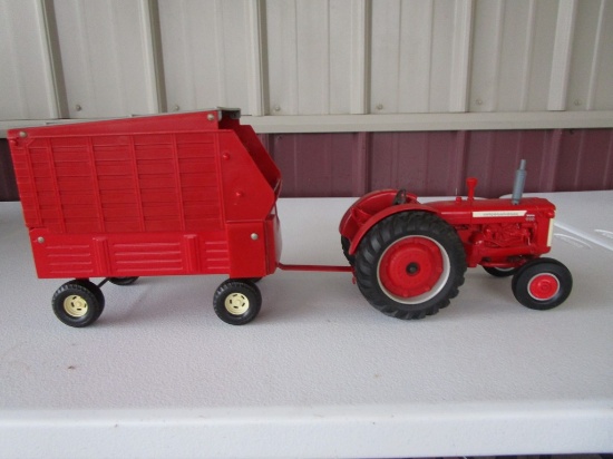 INTERNATIONAL 650 DIESEL TOY  W SILAGE WAGON