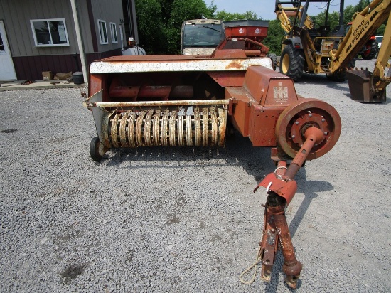 IH 440 SQ BALER