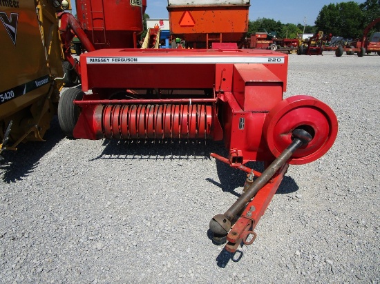 MASSEY FERGUSON 220 SQ BALER