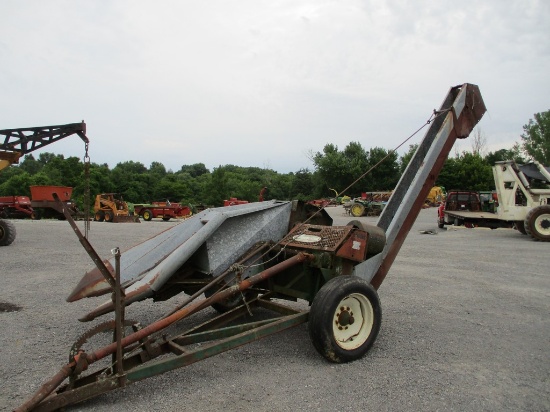 NEW IDEA 323 CORN PICKER