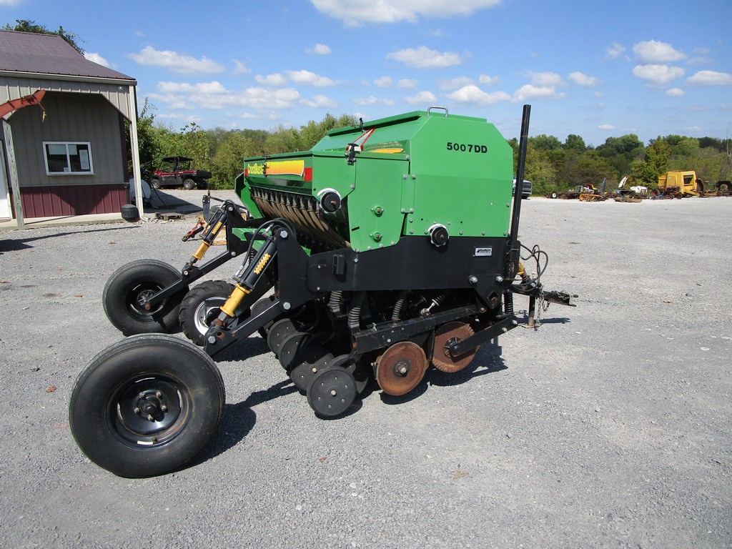DEER BELLY ダークグリーン CRUSTBUSTER 5007 DD NO TILL GRAIN DRILL | Proxibid