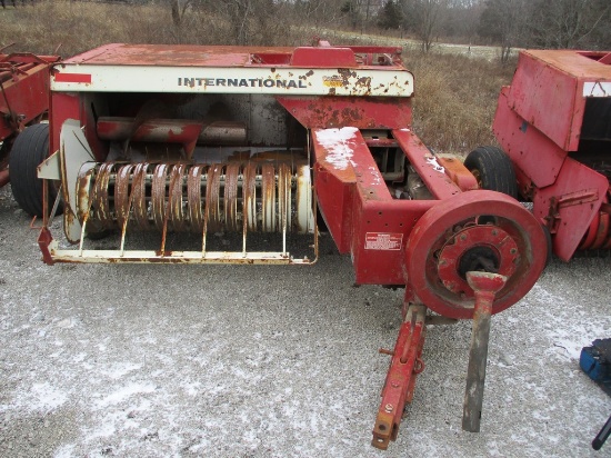 IH 430 SQ BALER