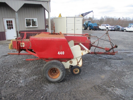 INTERNATIONAL 440 SQ BALER