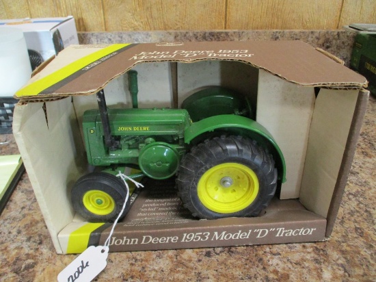 JOHN DEERE D TOY TRACTOR IN BOX