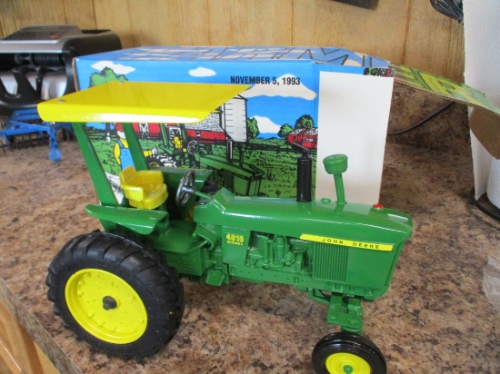 JOHN DEERE 4010 DIESEL TOY TRACTOR W BOX