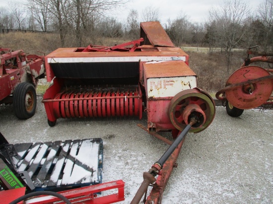MASSEY FERGUSON 124 SQ BALER