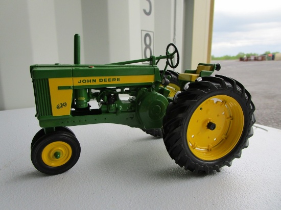 TOY JOHN DEERE TRACTOR