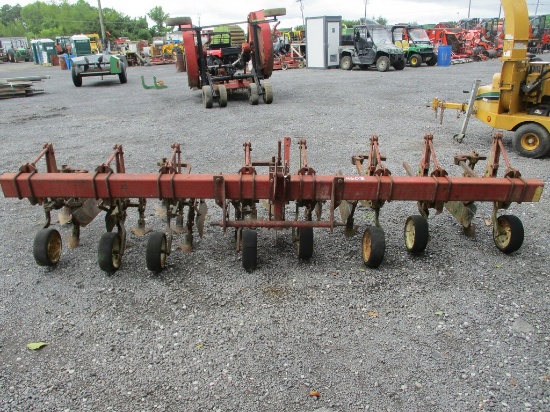 IH 4 ROW 3PT CULTIVATORS W FENDERS