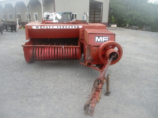 MASSEY FERGUSON 124 SQ BALER