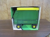 1/16 ERTL JOHN DEERE SILAGE WAGON TOY