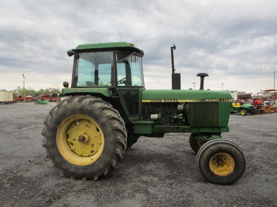 JOHN DEERE 4040 TRACTOR