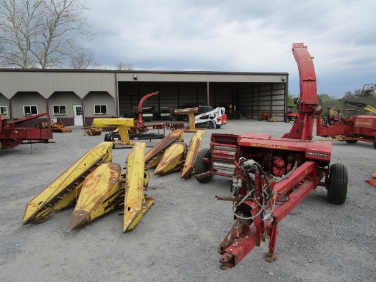 NEW HOLLAND 782 CHOPPER W/ 2)770 CORN HEADS