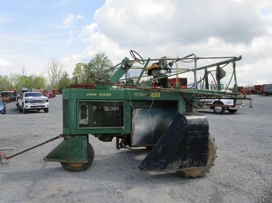 JOHN DEERE 600 HIGH BOY SPRAYER