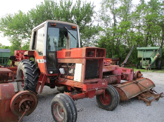 986 IH TRACTOR