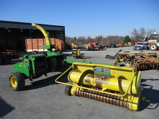JOHN DEERE 3950 CHOPPER  W HAY HEAD