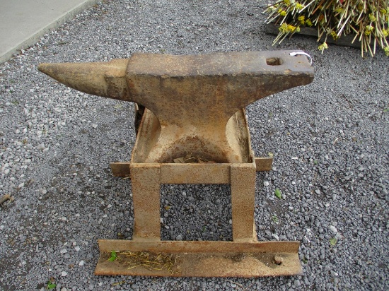 LARGE ANVIL W STAND