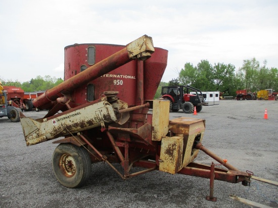 INTERNATIONAL 950 GRINDER MIXER
