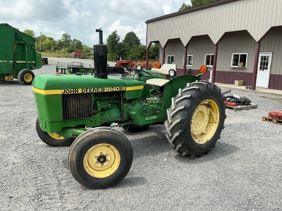JOHN DEERE 2240 TRACTOR ( SALVAGE)