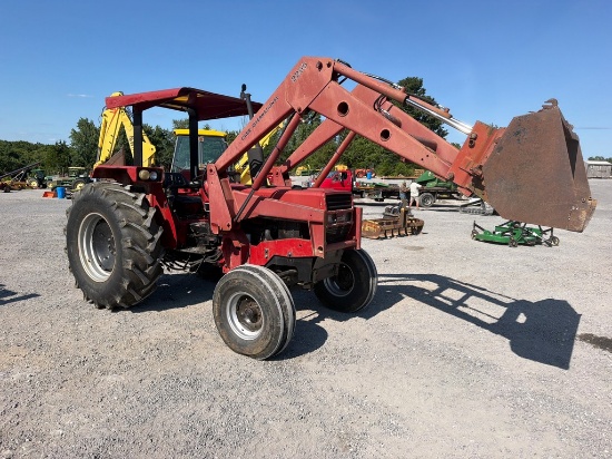 Case 885 Tractor W/Loader